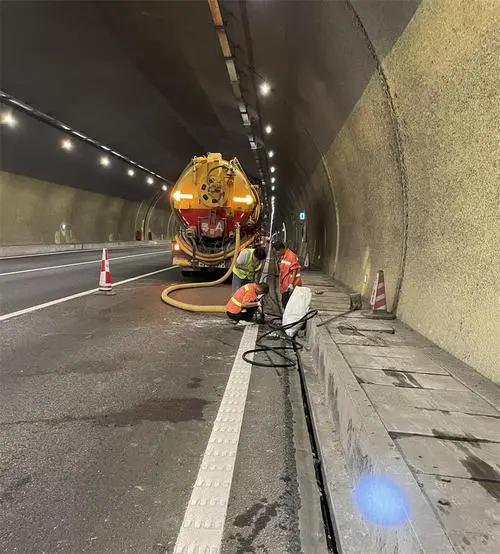 北仑隧道排水渠清淤